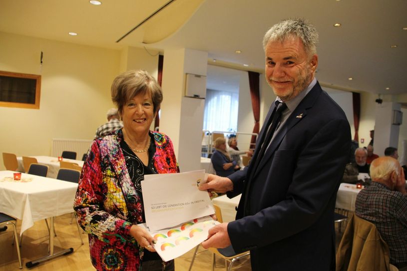 Freitals ehrenamtliche Seniorenbeauftragte Heidrun Weigel und Oberbürgermeister Uwe Rumberg bei der Präsentation. Foto: Schramm