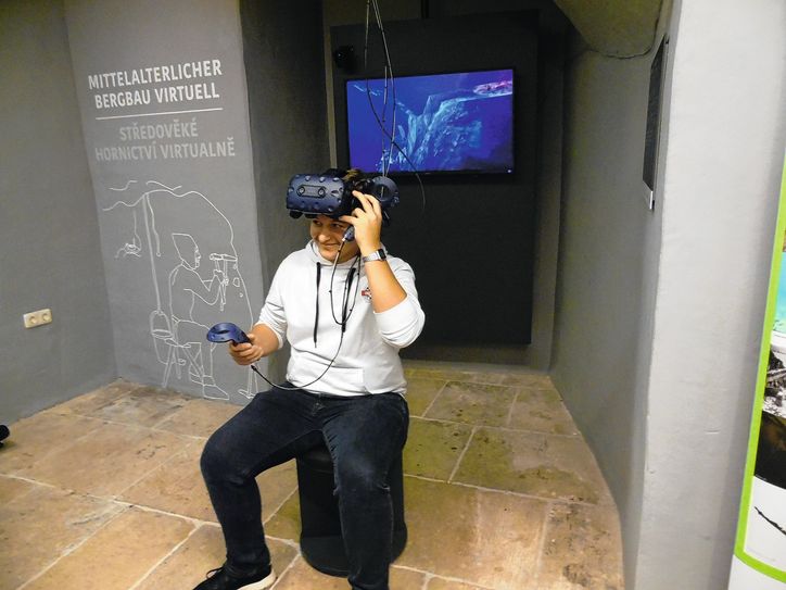 Schüler des Dippser Gymnasiums testen die VR-Brille für den virtuellen Bergwerksbesuch.                 Foto: Wo