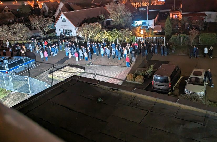 Rund 250 Menschen versammelten sich am Freitag zu einem stillen Protest vor dem ehemaligen Rechenzentrum, welches demnächst ein Heim für Asylsuchende werden soll. Das will jedoch weder die Stadt Hoyerswerda, die eine dezentrale Unterbringung in Wohnungen favorisiert, noch wollen es die Kühnichter, die mit rund 800 Asylbewerbern aus dann drei Heimen "Tür an Tür" wohnen würden. Doch der Landrat hat keine Wahl. Wird keine Immobilie gefunden, muss er Sporthallen beschlagnahmen.