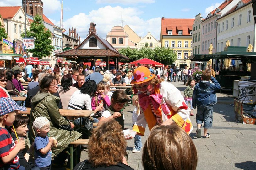 Nicht nur auf dem Cottbuser Altmarkt ist beim 26. Stadtfest eine Menge los. Die ganze Innenstadt wird zur Partymeile für Jung und Alt. Foto: Archiv / jho