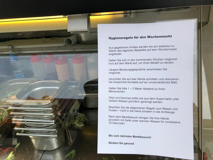 Auf dem Wochenmarkt, der mittwochs und freitags bis 15 Uhr als Grüner Markt in Lübben stattfindet, wurden Blätter mit Hygiene-Regeln verteilt. Foto: Stadt Lübben/Dörthe Ziemer
