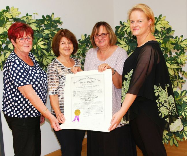 Vor 22 Jahren wurde der Lionsclub Meissen-Domstadt als reiner Frauenclub gegründet.  Die Lions-Herren waren Gründungspaten. Ganz stolz zeigen Präsidentin Simone Panitz, Sekretärin Christine Eichner,  Schatzmeisterin Gabriele Dineiger und Vizepräsidentin Dagmar Papperitz (v.r.) die offizielle Gründungsurkunde. Foto: Farrar
