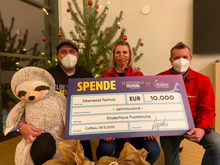 Geschäftsführer Alexander Lapeta übergab bei seinem Besuch im Johanniter-Kinderhaus "Pusteblume" in Burg (Spreewald) neben zwei prall gefüllten Geschenkesäcken einen nicht minder großen Spendenscheck in Höhe von 10.000 Euro. Dieser Betrag wurde zum großen Teil durch eine Charity-Live-Auktion mit Original-Requisiten und Merch beim diesjährigen Elbenwald-Festival gesammelt.