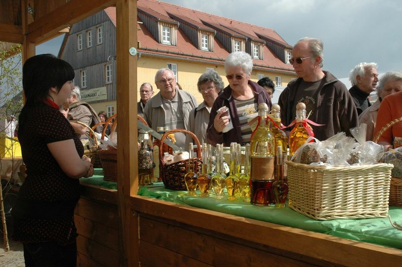 Inmitten der Heide- und Teichlandschaft wird in Wartha zum traditionellen Herbstnaturmarkt eingeladen. Foto: has