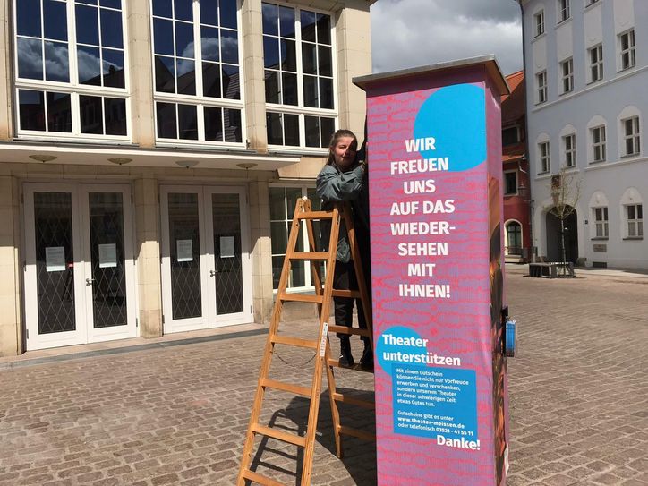 Tina Pohl, Bundesfreiwillige, führt einen Planenwechsel am Theaterturm durch. Foto Heiko Wolf
