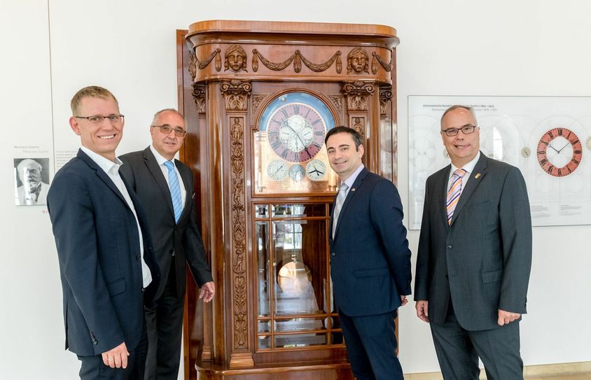 v.l.n.r.: Markus Dreßler, Bürgermeister  von Glashütte, Reinhard Reichel, Geschäftsführer der Stiftung "Deutsches Uhrenmuseum Glashütte - Nicolas G. Hayek" und Direktor des Deutschen Uhrenmuseum Glashütte, US-Generalkonsul für Sachsen, Sachsen-Anhalt und Thüringen, Herrn Timothy Eydelnant und Frank Kittel, Mitglied der Geschäftsführung der Manufaktur Glashütte Original.