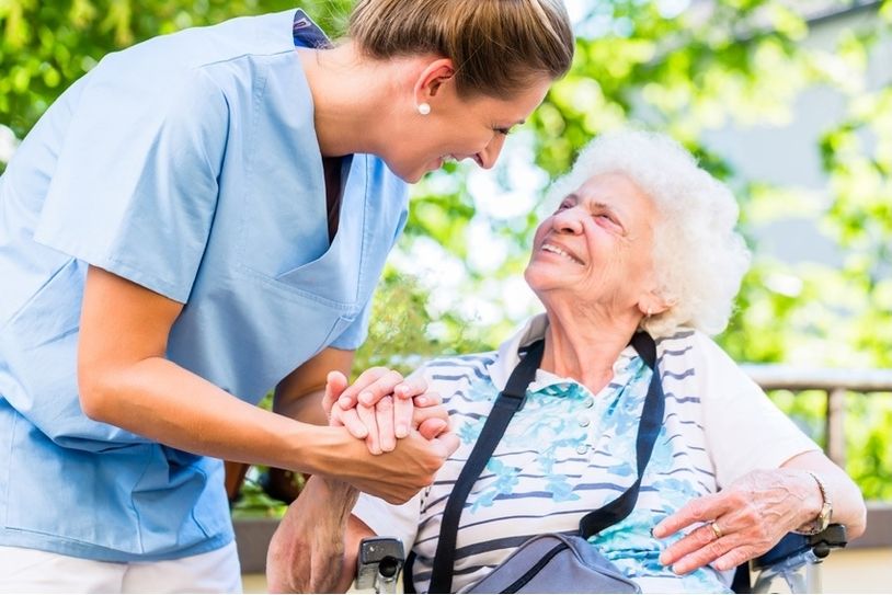 Die Pflegeberufe sind anstrengend, bieten aber das gute Gefühl, anderen Menschen zu helfen. Foto: kzenon/fotolia