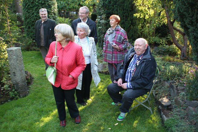 Nach den musikalischen Geburtstagsgrüßen ging es dorthin, wo sich Hanspeter Bethke am wohlsten fühlt: in den von ihn mitgeschaffenen Pfarrgarten.                       Foto: H. Lübeck