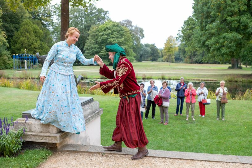 "Fürstin Lucie“ (Anne Schierack) und „Fürst Pückler“ (Hans Anacker) bei einer Führung im Branitzer Park. Foto: Branitzer Stiftung/Andreas Franke