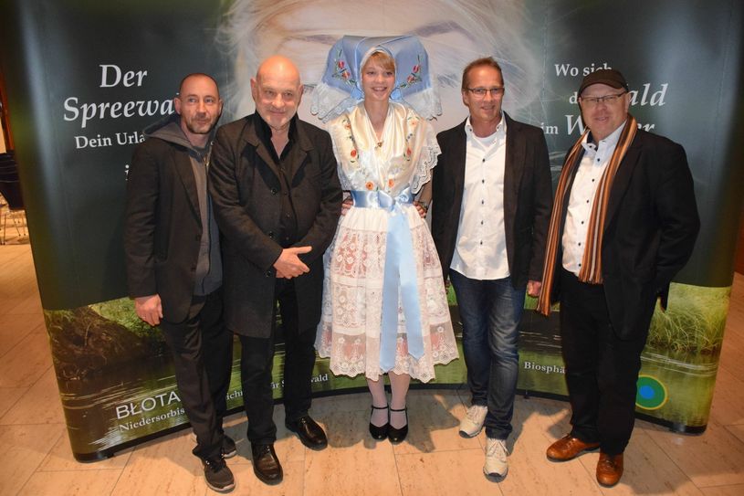 Ein Treffen mit dem Filmteam (v.li.n.re.): Thorsten Merten (Darsteller des Martin Fichte), Christian Redl (Darsteller des Thorsten Krüger), Kristin Orbanz (Mitarbeiterin Tourismusverband Spreewald), Wolfgang Esser (Produzent) und Pit Rampelt (ZDF-Redakteur). Foto: www.spreewald.de