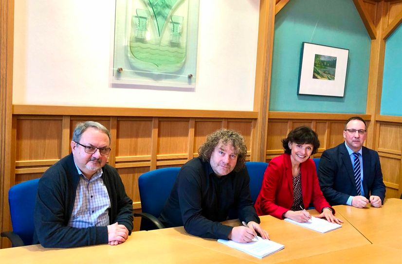 Referatsleiter und Leiter der Vergabestelle der Stadtverwaltung Dietmar Lissina, Oberbürgermeister Torsten Pötzsch, SWW-Geschäftsführerin Katrin Bartsch und SWW-Geschäftsführer Stefan Przymosinski (v.l.n.r.) bei der Unterzeichnung des Stromkonzessionsvertrages.