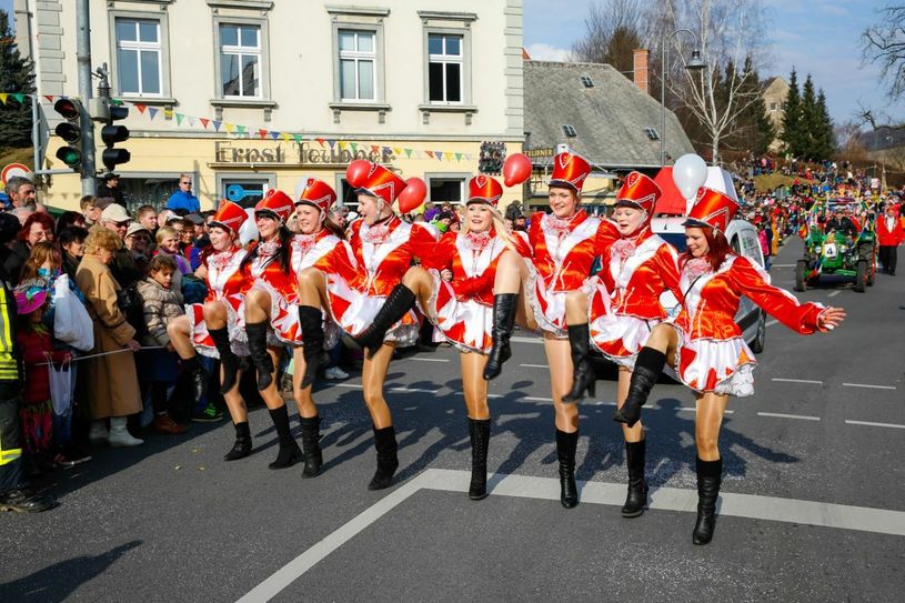 Und hoch das Bein, damit beim diesjährigen Faschingsmotto in Schirgiswalde die Füße nicht nass werden. Foto: PR