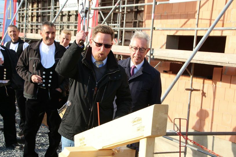 Der Hirschsteiner Bürgermeister Conrad Seifert versenkt den letzten symbolischen Nagel des Dachstuhls des Interkommunalen Feuerwehrhauses bis zur Hälfte, dann vollendet der Stauchitzer Bürgermeister Frank Seifert (r.) die Arbeit. Das ist eine seiner letzten Amtshandlungen, bevor er in wenigen Tagen das Zepter an den neu gewählten Bürgermeister der Gemeinde, Dirk Zschoke, übergibt. Foto: Farrar