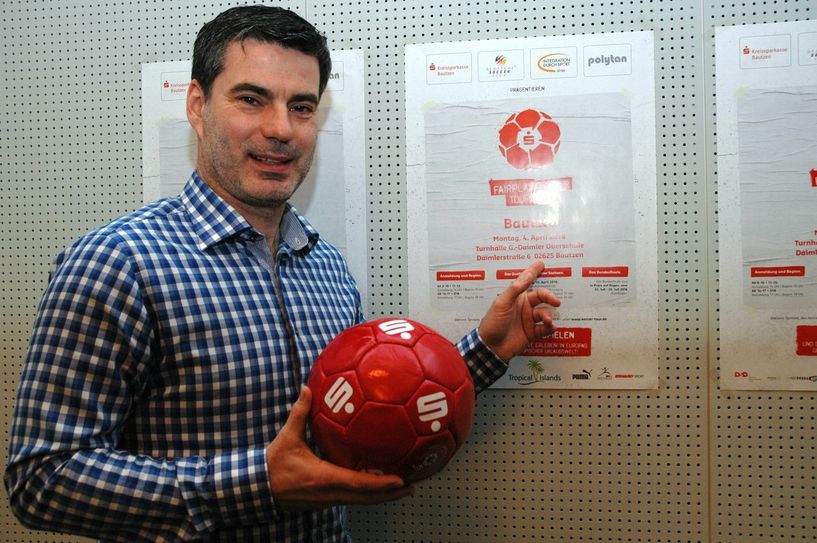 Ex-Bundesliga-Profi René Tretschok freut sich bereits auf die neue „Sparkassen Fairplay SoccerTour“, die am 4. April auch in Bautzen Halt macht. Fotos: Hache/KSK