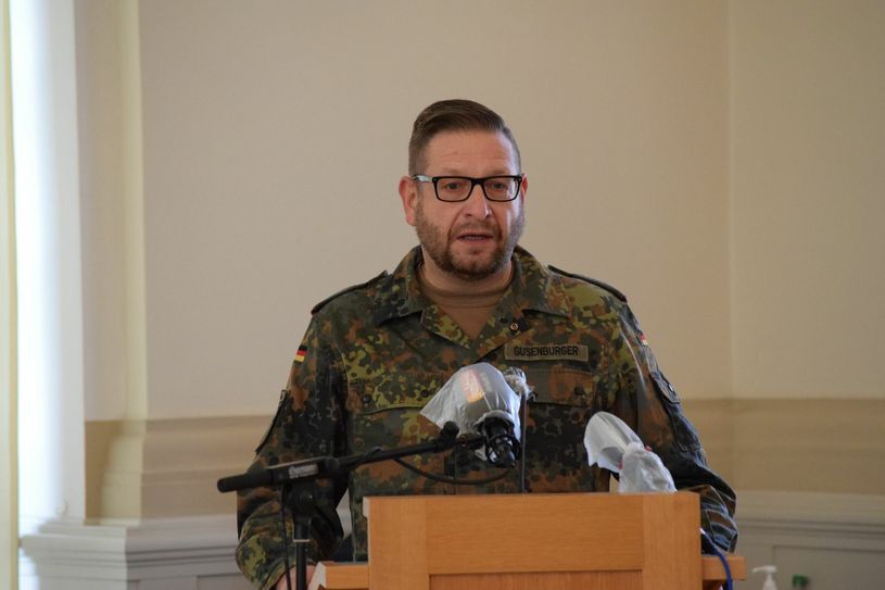 Oberstleutnant Eric Gusenburger ist Sprecher der Bundeswehr Sachsen und mit insgesamt 280 Soldaten sachsenweit im Einsatz, um die Landkreise bei der Pandemiebekämpfung zu unterstützen. Foto: Sandro Paufler