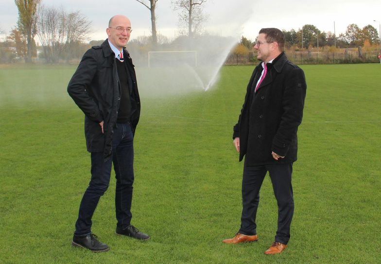 Mit gegebenem Abstand – voneinander und von der Beregnungsanlage: Thomas Laue (rechts im Bild), Sportlicher Leiter Abteilung Fußball des SV Post Germania Bautzen e.V., und Bürgermeister Dr. Robert Böhmer. Foto: Stadtverwaltung Bautzen