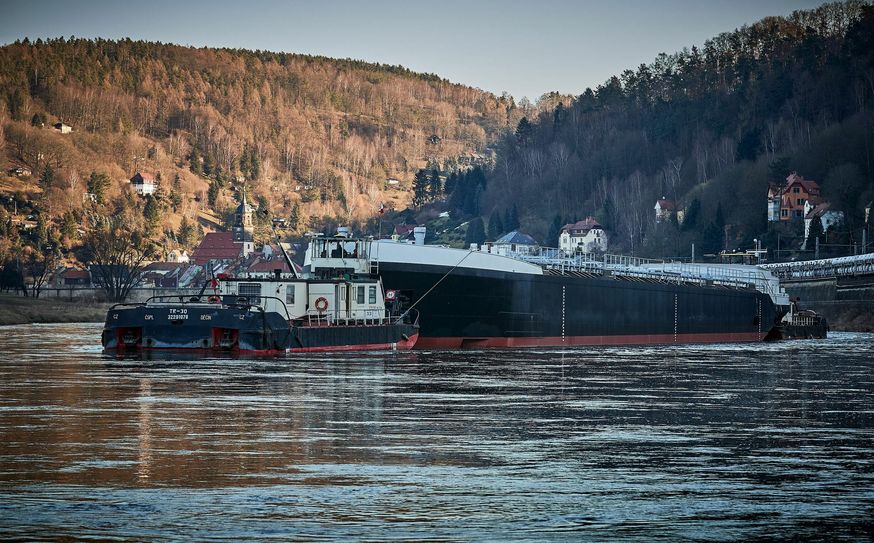 Der Riesentanker bei Königstein. Foto: Marko Förster