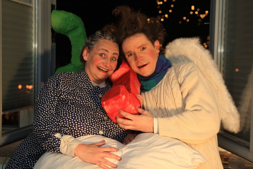 Frau Holle (Andrea Post) und ihr Engel (Tim Schreiber) – Beim Fenstertheater am Sonnabend an der Dohnaischen Straße 41 dürfte es amüsant werden.  Foto: D.Förster