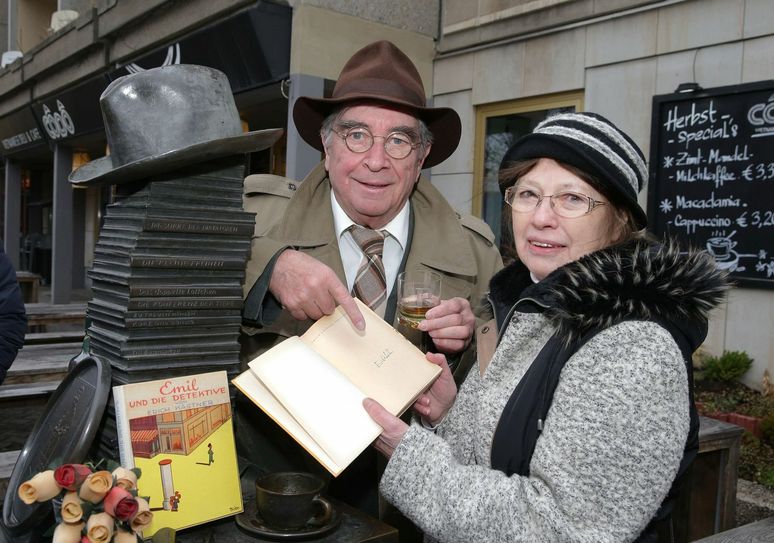 Roland Fröhlich als Erich Kästner, hier mit Genia Schnabel, die dem Schriftsteller noch selbst begegnet war. Foto: Ralf U. Heinrich