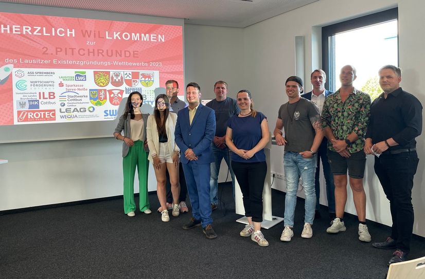 Alle Kandidaten der zweiten Pitchrunde mit Jury und Moderator Marcel Linge (Startup Lausitz).