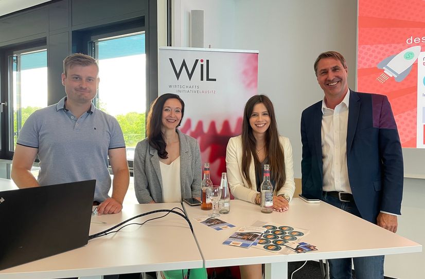 Die Jury der zweiten Pitchrunde: Sebastian Bubner (Inhaber purenergies und Lausitzer des Jahres), Claudia Matthes (Inhaberin studio Kniften und Vorstandsmitglied Kreative Lausitz e.V.), Laura Staudacher (Vorsitzende Junge Lausitz e.V.) und Tim Berndt (Geschäftsführer der WiL).