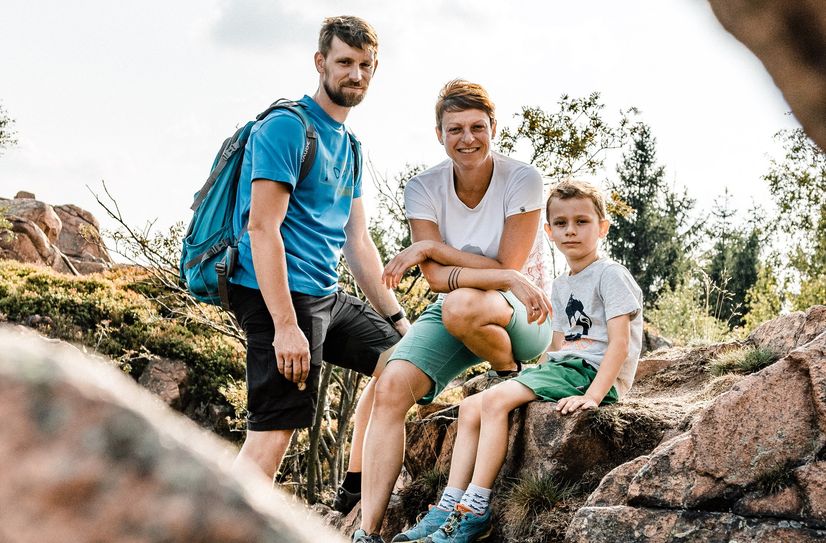 Wandernde Familie an den Lugsteinen bei Zinnwald.