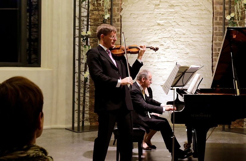 In der besonderen Atmosphäre des Klostersaals der Luckauer Kulturkirche fesselten Konzertmeister Volkhard Steude (Violine) und Prof. Andreas Rentsch (Flügel) bereits im September 2019 das Publikum.