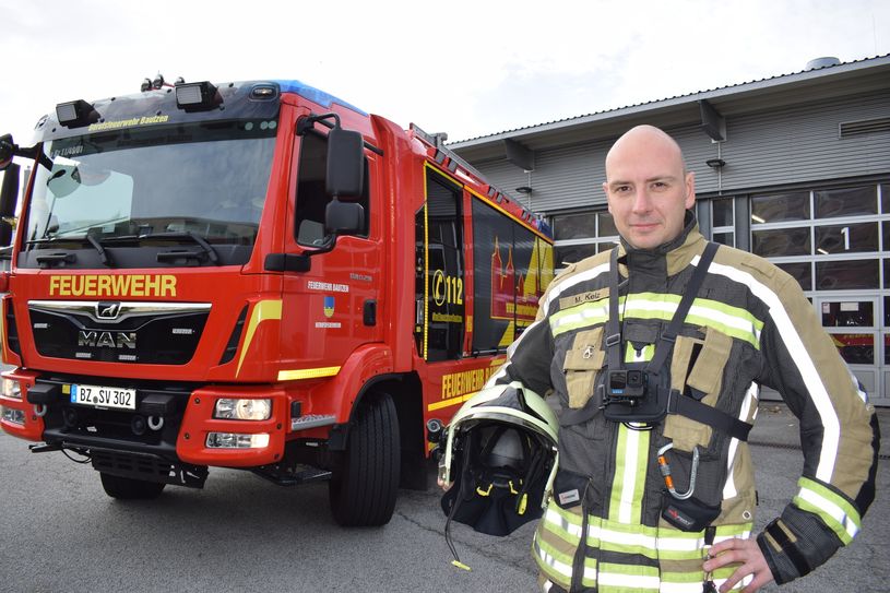 Damit die Einsätze gefilmt werden konnten, trugen die Kameraden Bodycams, die in Brusthöhe fixiert waren. Feuerwehrmann Martin Kelz stand für ein Foto zur Verfügung.
