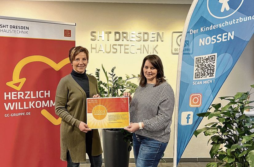 2.000 Euro »Renovierungszuschuss fürs Domi« überreicht Silke Pietschmann, SHT Dresden, an die Vorstandsvorsitzende des Nossener Kinderschutzbundes, Sandra Werner (r.).