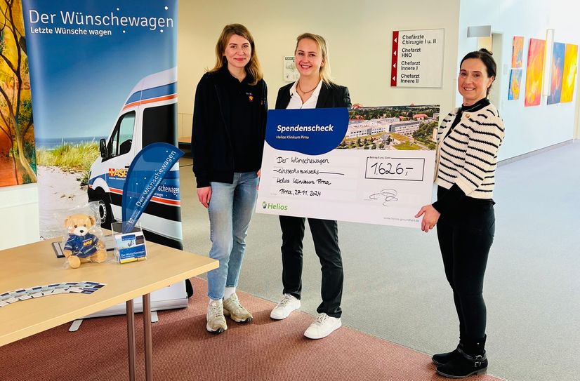 Lea Sellnau (Projekt Wünschewagen des ASB), Anne-Katrin Peters (Kfm. Direktorin Helios Klinikum Pirna) und Katja Scheithauer (Vorsitzende Betriebsrat Helios Klinikum Pirna, v.l.) überreichen den Scheck.