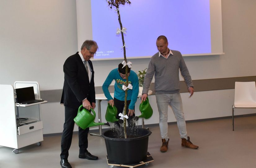 Ein Baum, der vor dem Neubau gepflanzt werden soll, wurde schon einmal ordentlich angegossen.