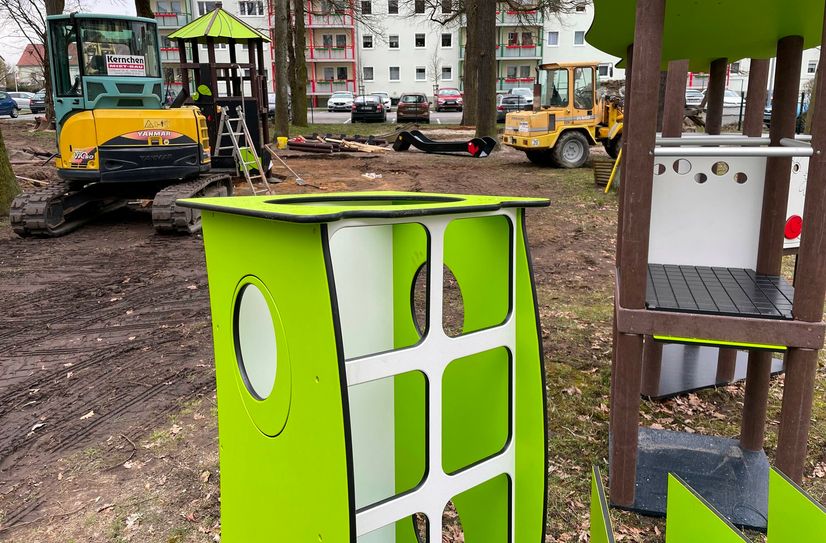 Noch ist der Spielplatz eine Baustelle, spätestens im Mai soll die Neugestaltung abgeschlossen sein.