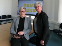 Die Beigeordnete Dr. Romy Reinisch (l.) und Anke Bär, kommissarische Sachgebietsleiterin Fachkräftesicherung präsentieren die neue App »Integreat«.
 Foto: Matthias Stark