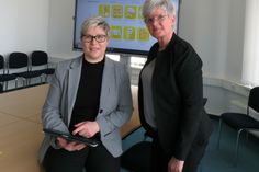 Die Beigeordnete Dr. Romy Reinisch (l.) und Anke Bär, kommissarische Sachgebietsleiterin Fachkräftesicherung präsentieren die neue App »Integreat«.
 Foto: Matthias Stark
