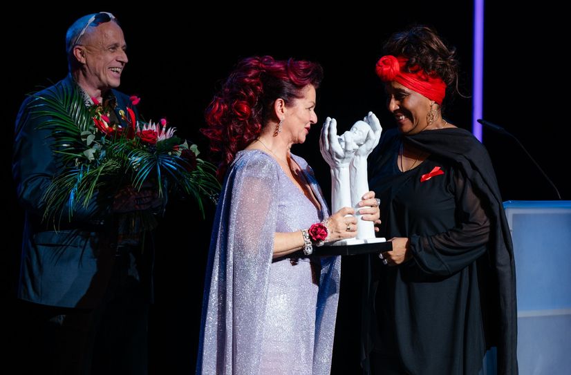 Cynthia Clottey (re.) nimmt den HOPE-Award von Viola Klein entgegen.