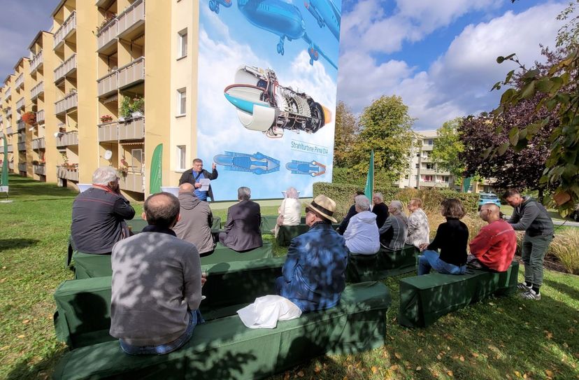 WGP-Geschäftsführer Jürgen Scheible stellt den Gästen das neue Wandbild vor.