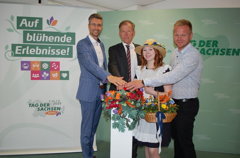 Der Sebnitzer OB Ronald Kretzschmar, Kuratoriumspräsident Matthias Rößler, Blumenmädchen Leonie Werner und Robert Holec, Bürgermeister von Dolni Poustevna (v.l.) freuen sich auf ein buntes Programm.
