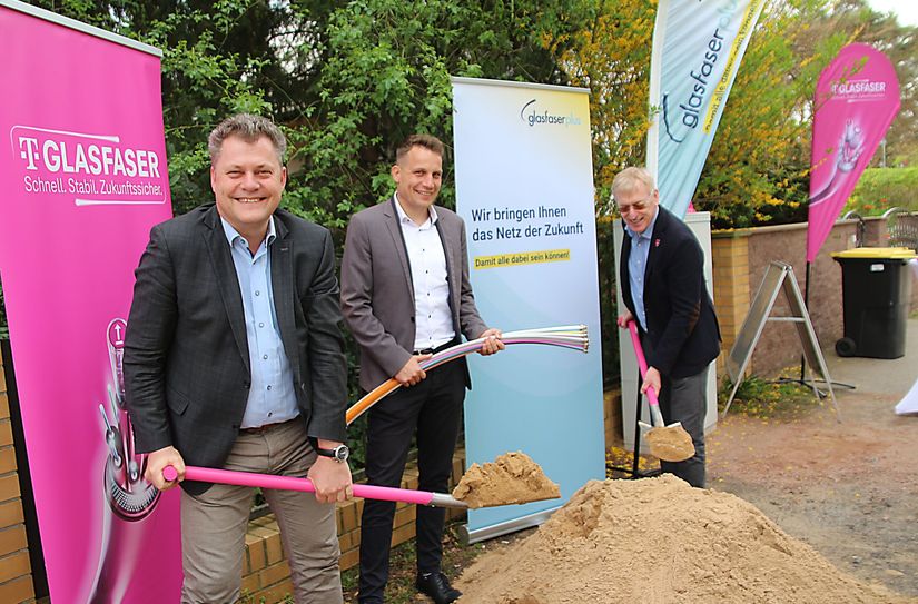Beim Glasfaser-Spatenstich in Coswig (v.l.): Oberbürgermeister Thomas Schubert, Projektleiter der Telekom Deutschland GmbH, Eric Fritsch sowie Gebietsmanager Glasfaser Region Ost der Telekom Deutschland GmbH, Kai Gärtner.