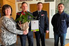 Christine Herntier bei der Übergabe der Ernennungsurkunde an Mario Lange, daneben Christian Balzer, ebenfalls stellvertretender Stadtwehrführer, sowie René Oertel, Sachgebietsleiter Brand- und Katastrophenschutz bei der Stadtverwaltung.