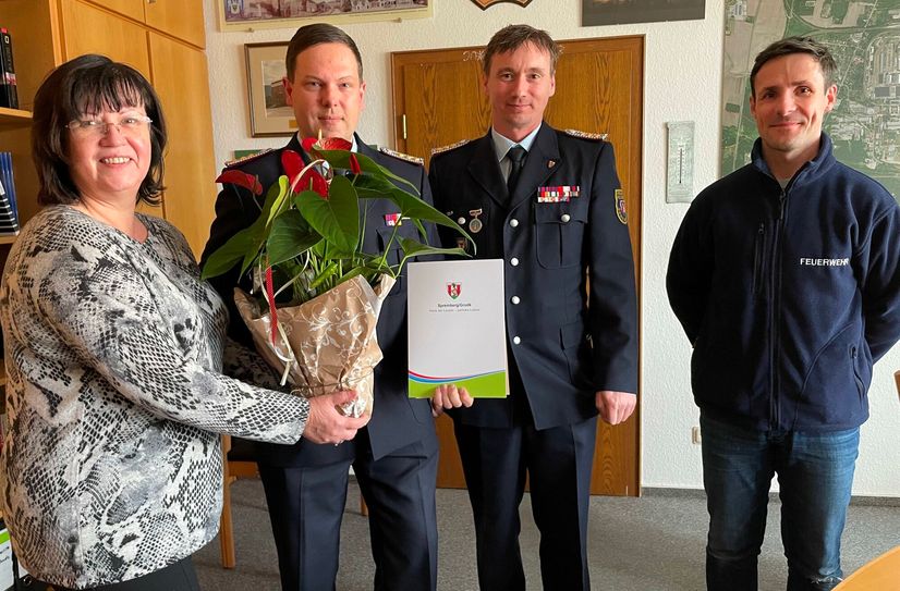 Christine Herntier bei der Übergabe der Ernennungsurkunde an Mario Lange, daneben Christian Balzer, ebenfalls stellvertretender Stadtwehrführer, sowie René Oertel, Sachgebietsleiter Brand- und Katastrophenschutz bei der Stadtverwaltung.