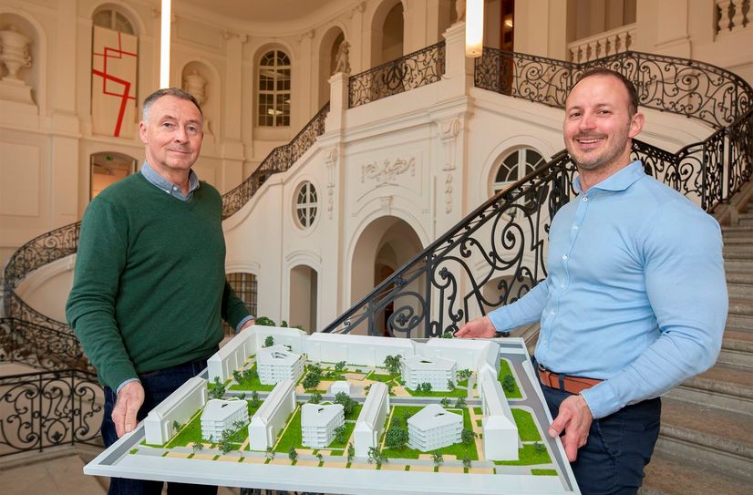 Wolfgang Gahn (li.) nimmt das Modell des Neubauprojekts an der Seidnitzer Straße von Vonovia Regionalleiter Alexander Wuttke entgegen.