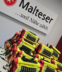 Weitere »rettungszeug.com RollBAG« Sets ausgegeben. Foto: Malteser