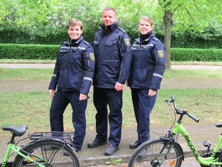 Die Polizeihauptmeister Stefanie Steege, Oliver Ott und Anja Krause (v.l.n.r.) sind die drei in Radeberg tätigen Bürgerpolizisten. Foto: Matthias Stark