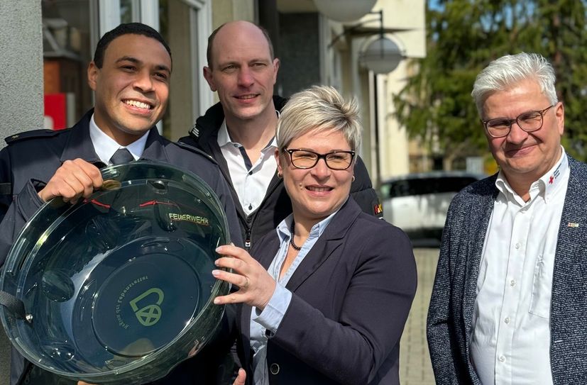 Stefan Schumann, Leiter der Regionalleitstelle Ostsachsen, der Großpostwitzer Bürgermeister Markus Michauk, Beigeordnete Dr. Romy Reinisch und DRK-Rettungswachenbereichsleiter Mike Berger beim Vor-Ort-Termin in Großpostwitz.