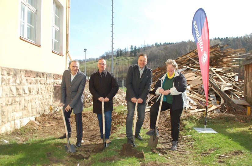 Spatenstich des neue Kita-Gebäudes mit Dietmar Link, Denis Papperitz (beide Johanniter), Thomas Peters (Bürgermeister Bad Gottleuba-Berggießhübel) und Christina Witt-Funken für den Stadtrat (v.l.n.r).