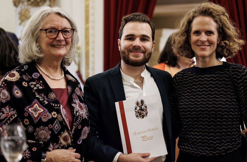 Stiftungssprecherin Martina Damm, Preisträger Giulio Cilona, Opernintendantin Nora Schmidt (v. l.) Giulio Cilona ist Kapellmeister an der Deutschen Oper Berlin und überzeugte durch seine Leichtigkeit als Dirigent.