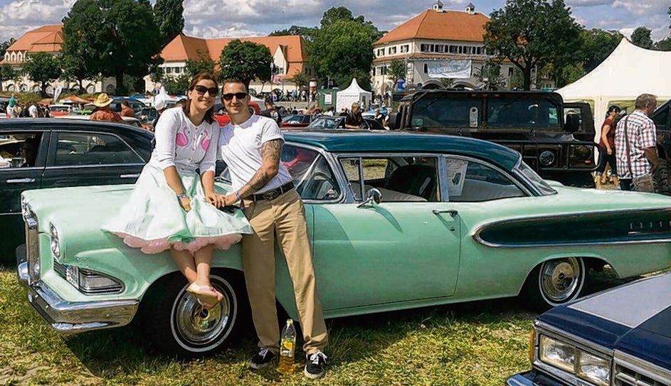 Klar, auch das Auto muss passen. Kai und Nicole Steffen fahren einen Ford Edsel, Baujahr 1958. Den kann mitsamt Fahrer auch für besondere Anlässe buchen. Foto: privat