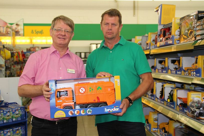 Frieder Seifert, Geschäftsführer der MK Bautzen GmbH (links) und Jens Frisch, Verlagsbereichsleiter beim WochenKurier, haben sich die Weihnachtsaktion für Kitas gemeinsam ausgedacht. Foto: Keil