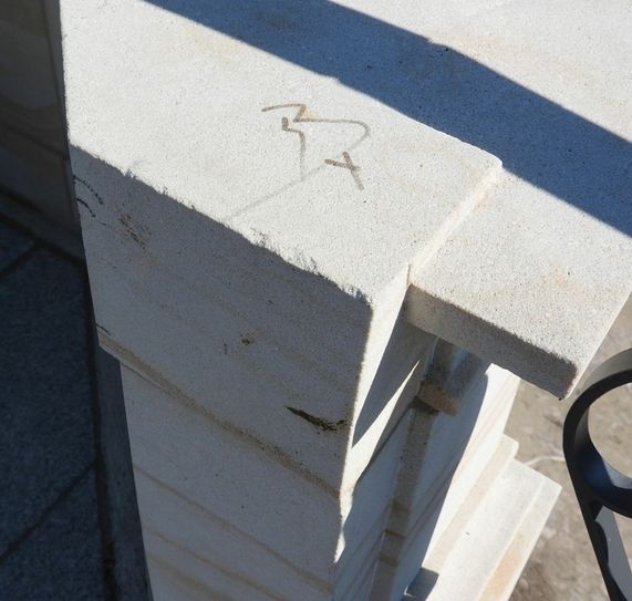 Im Bild sieht man noch die Reste der Schmierereien, die Anfang letzter Woche der frisch sanierte Albertbrücke verunstalteten. Fotos: Pönisch