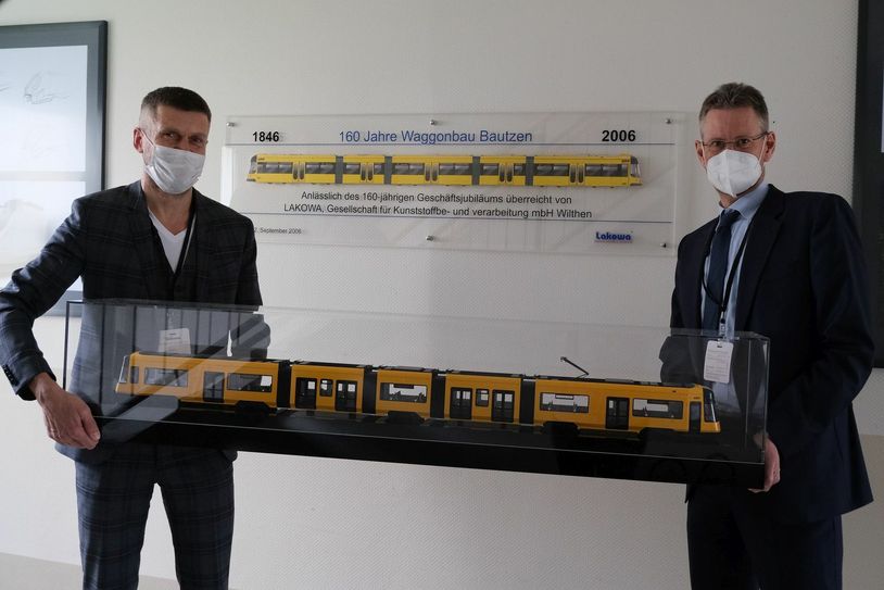 Lars Seiffert, DVB-Vorstand für Betrieb und Personal, (l.) und Andreas Hemmersbach, DVB-Vorstand für Finanzen und Technik, mit dem Modell des neuen Stadtbahnwagens für Dresden. Foto: Alstom